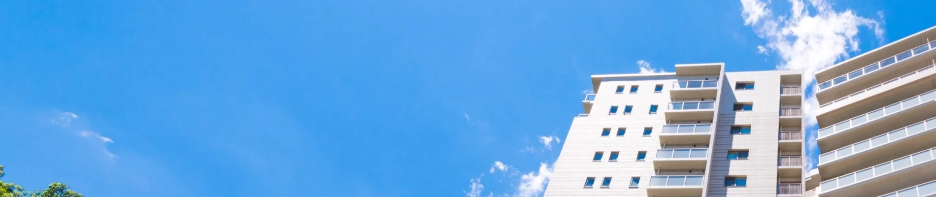 マンションと青空